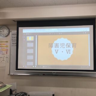 学校の中で1、2番

学校の講師の中で
「絶対に寝ちゃいけない
先生ランキングで1、2です。」と先生のこと生徒達が言ってましたよ！と同僚の先生から言われました✨

私）え〜面白いって事？嬉しい💕
A先生）いやぁ〜
圧と目力が強いので、ちゃんと聴かなくちゃ〜と思うのです！だそうです💧

確かに…思い当たること沢山💧

でもそんな生徒さん達から
差し入れが。

いつもいつも一生懸命だから。と栄養ドリンクとのど飴。

じーん。🥹

嬉しいですね😊

生徒さんからの優しさを頂き、今日の授業は更に元気100倍でした😊

真心に感謝です✨

#やりがい
#講師業
#楽しい
#生徒たち可愛い
#人材育成