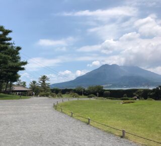 嬉しいニュース💕

福岡在住時代のママ友から連絡があり、去年孫が2人産まれたよって✨

息子が2歳から5歳まで過ごしていた博多。
社宅の隣の階段のご近所さんで、毎日毎日
暗くなるまで、公園で一緒に過ごしていました。

あの
はるちゃんが❣️
あの
竜ちゃんが❣️
ママとパパになったとは❗️
おむつをした大きなお尻。よちよち歩きのたびに
アヒルさんのお尻みたいで可愛かったなぁ😊

月日が経つのは本当に早いです✨

20年経った今でも
あの頃の記憶が
鮮明に蘇ります😊

知らない土地での子育て。
辛くも楽しくもあった子育て時代のママ友。
戦友のような感じ😊
今も尚
お付き合いをさせて頂けるご縁✨
嬉しいですね😊

今年は
赤ちゃんの顔を見に鹿児島に遊びに行こうと思います✨

可愛いだろうな😍
楽しみです✨

脈々と繋がる命。世代交代が遠くない未来に来る実感。
見守る役割が増えてくるのでしょうね😊

年相応の役割。
命って凄いですね✨

友人よ
おめでとうございます㊗️

#桜島
#出産祝い
#子育て
#かけがえのないママ友
#時代の流れ
#温かい心
＃蘇る