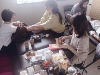 練習会
各々の練習をしてスキルアップ。

ふわふわ女子トークしながらのゆるゆる時間でした😊

ハンドやフットケア、手相、タロット、マヤ暦、等々
リンパケア以外での
お話もして楽しみました✨

人が集うと
本当に楽しいですね〜✨

受講生さんだけでなく
サロンのお客様との交流の場になれたら本当に嬉しいです😊

そして知り合いが広がっていく。
嬉しい限りです😊

#練習会
#新年会
#人の輪
#ご縁が繋がる
#楽しみ
#ふわふわ
#手相
#タロット
#マヤ暦
#ハンドケア
#フットケア
#リンパケア
#ほけんしつサロンかぎしっぽ
@mahinahina_yukari @noah_7_naomi